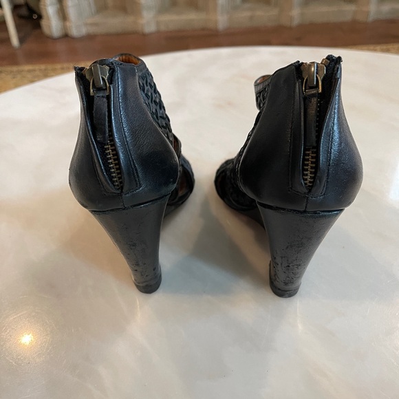 Elizabeth and James Black Leather Wedge Sandals w/ back Zipper. Booties 9B - Picture 3 of 9